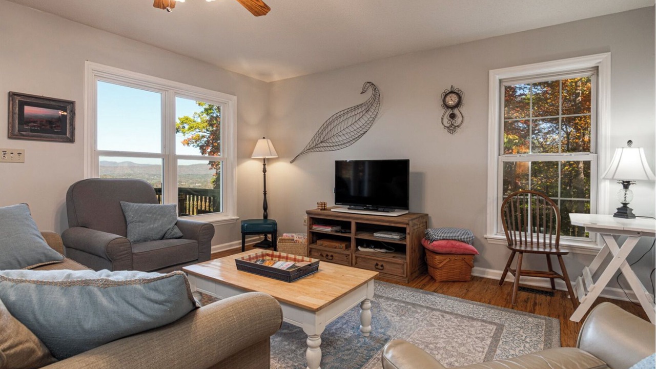 Photo of Livingroom in Hendersonville
