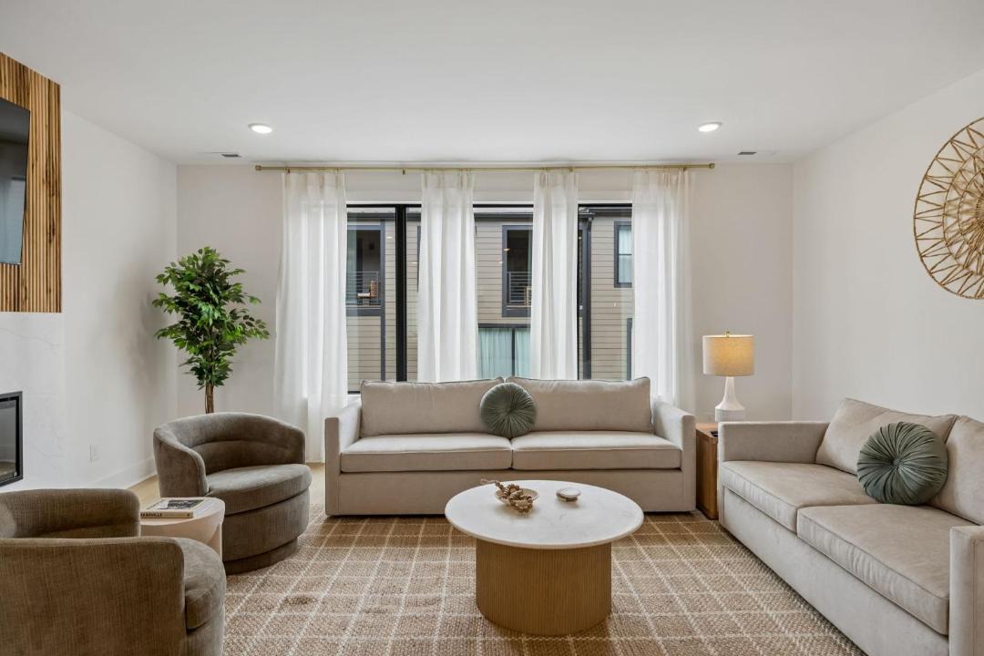 Photo of Livingroom in Hurwood Heights