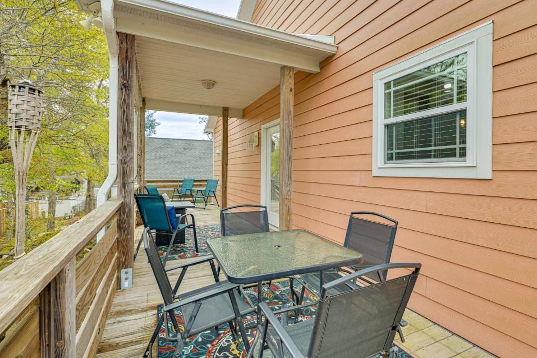 Photo of Patio Balcony in Tranquil Harbour