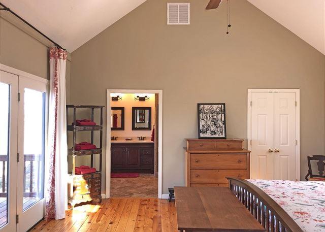 Photo of Bedroom in Saluda