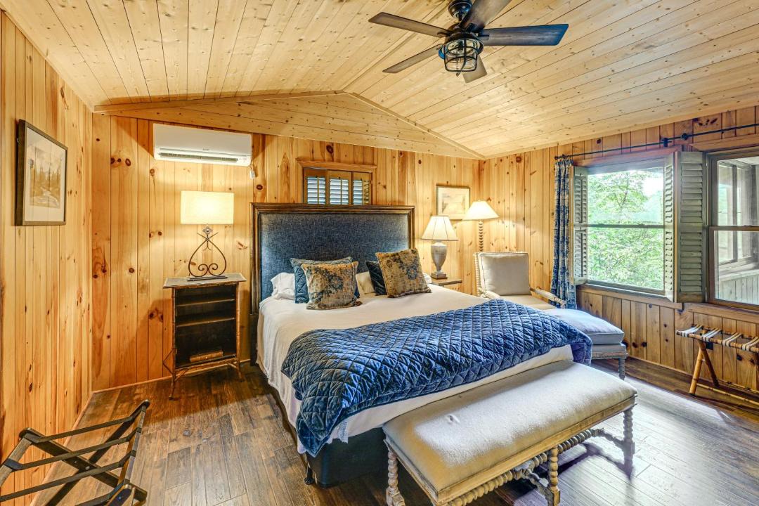 Photo of Bedroom in Mirror Lake