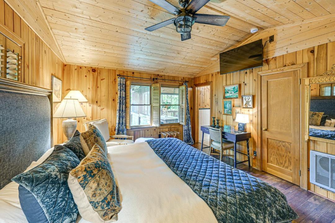 Photo of Bedroom in Mirror Lake