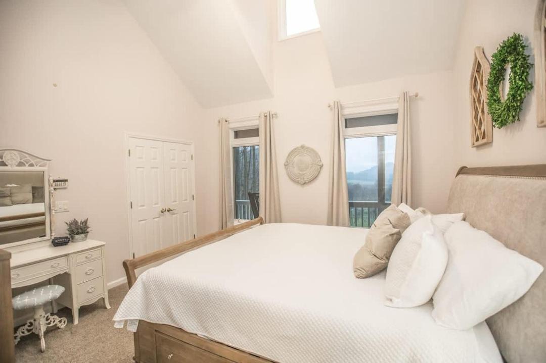 Photo of Bedroom in Hendersonville