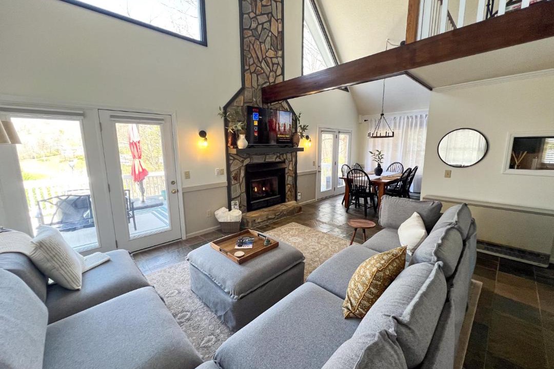 Photo of Livingroom in West Jefferson