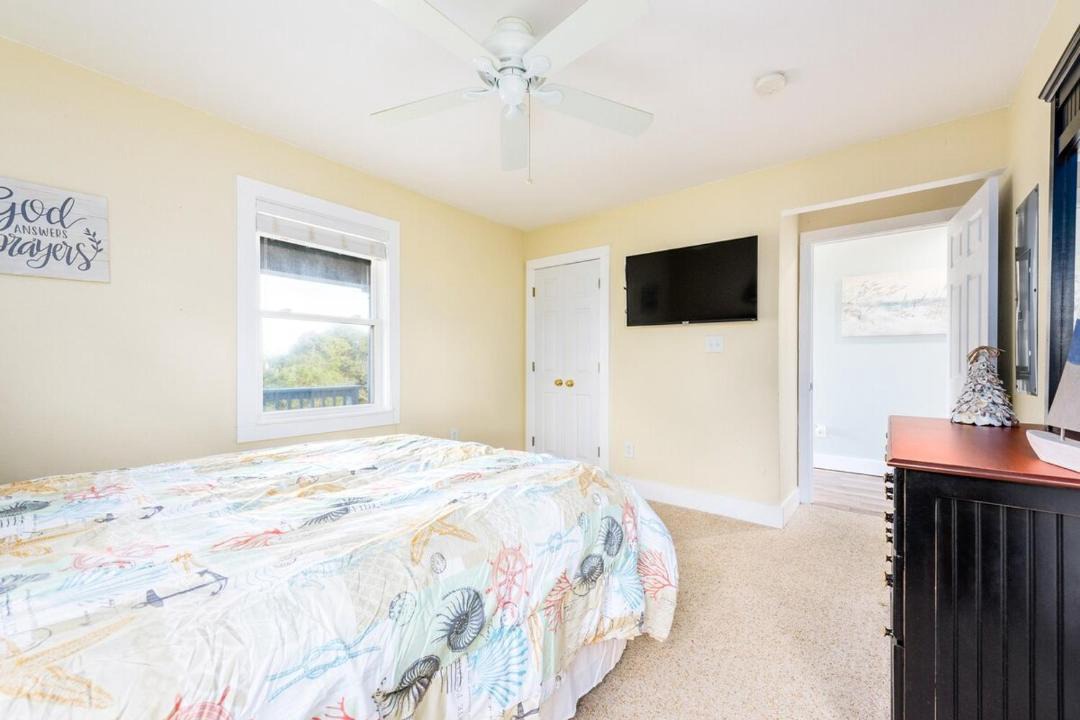 Photo of Bedroom in Wind Over Waves