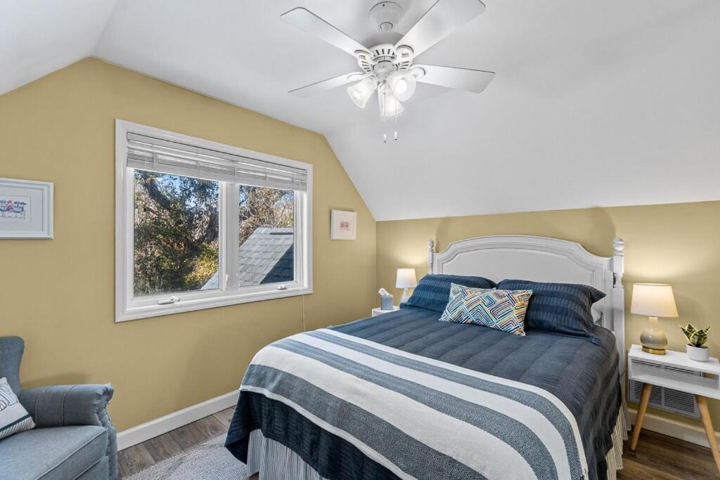 Photo of Bedroom in Pine Knoll Shores