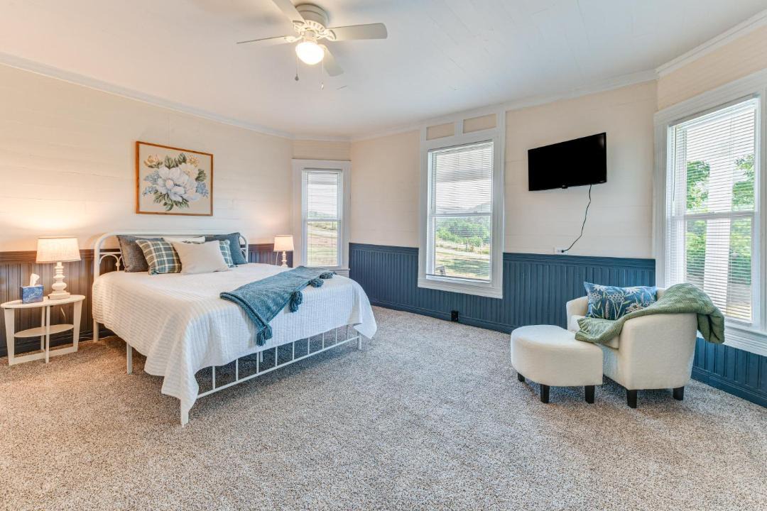 Photo of Bedroom in Lenoir