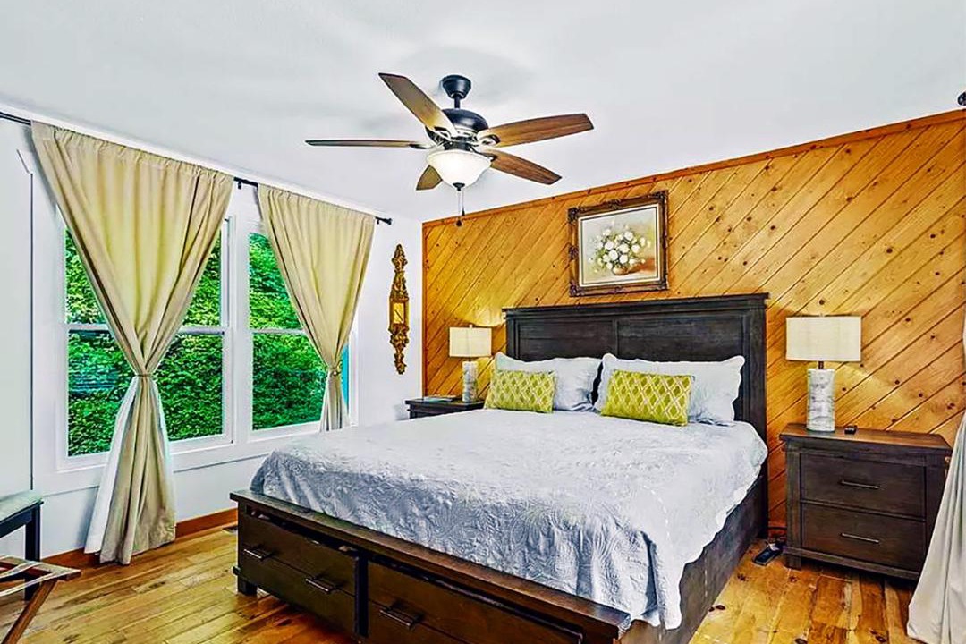 Photo of Bedroom in Mirror Lake