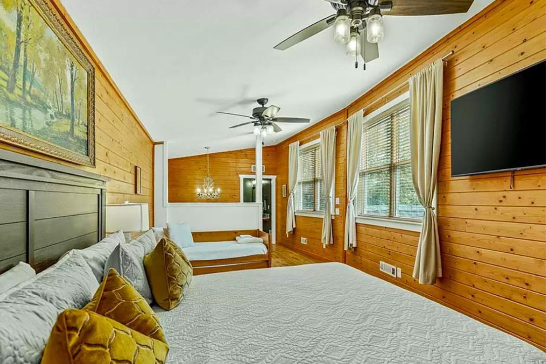 Photo of Bedroom in Mirror Lake