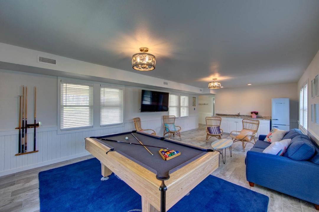 Photo of Livingroom in Wind Over Waves