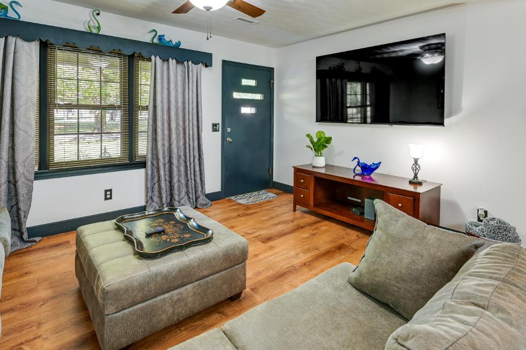 Photo of Livingroom in Olin