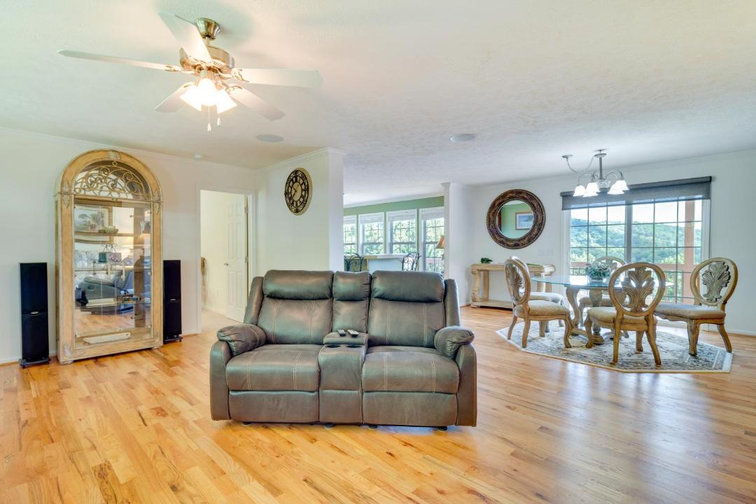 Photo of Livingroom in Hendersonville