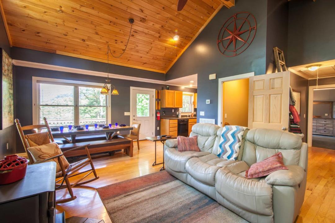 Photo of Livingroom in Lenoir
