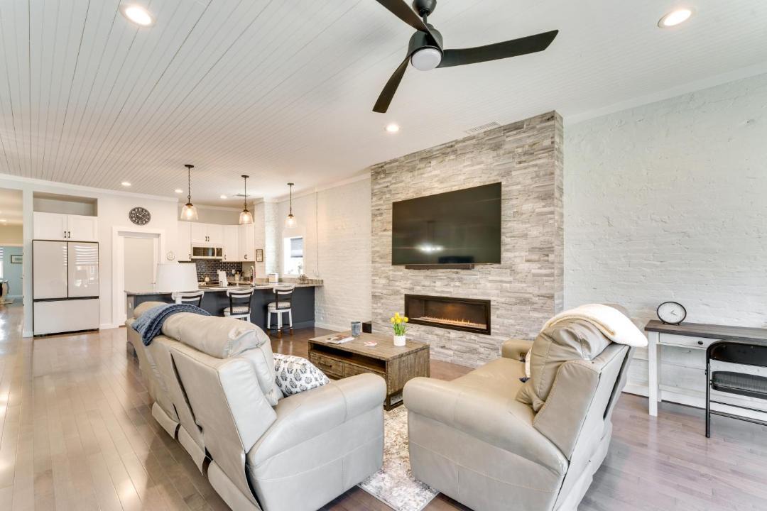 Photo of Livingroom in Lenoir