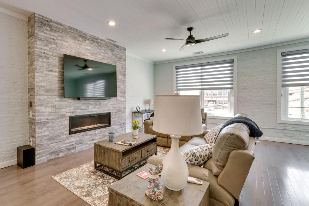 Photo of Livingroom in Lenoir