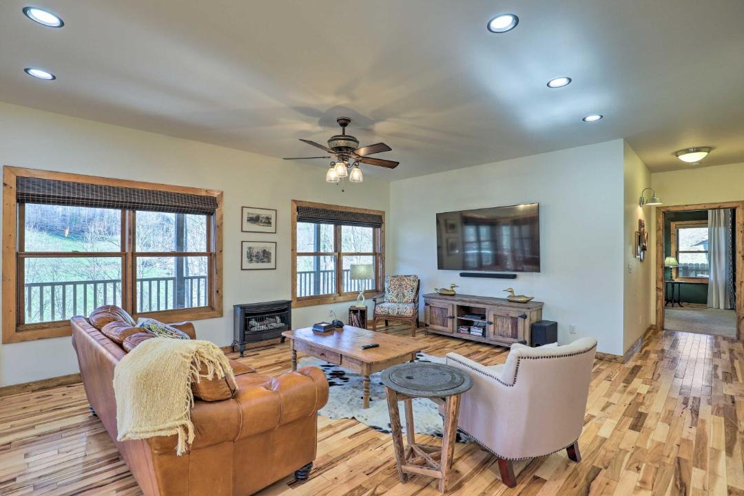 Photo of Livingroom in Mars Hill