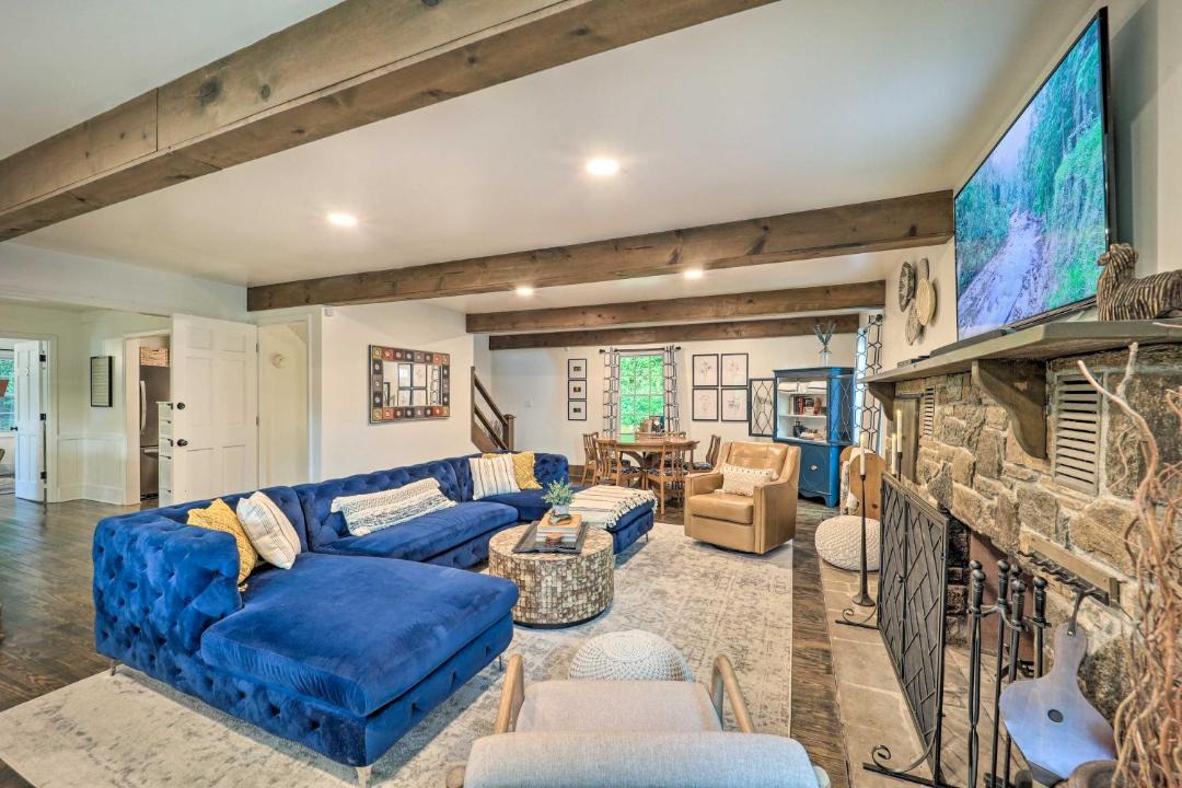 Photo of Livingroom in Sugar Grove