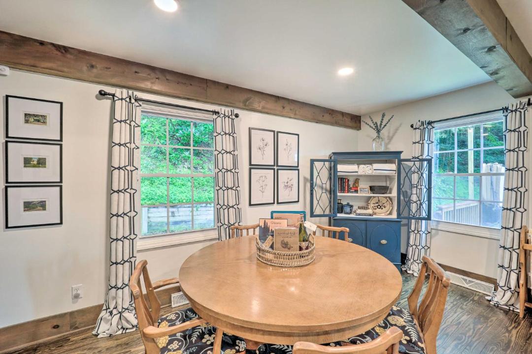 Photo of Livingroom in Sugar Grove