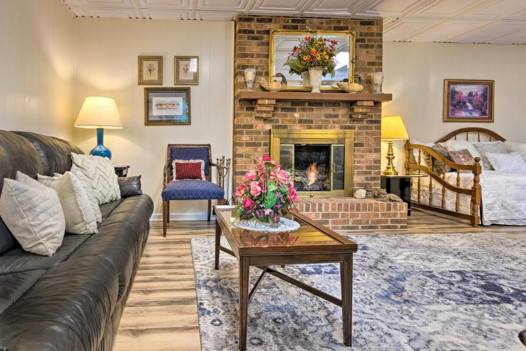 Photo of Livingroom in Lenoir