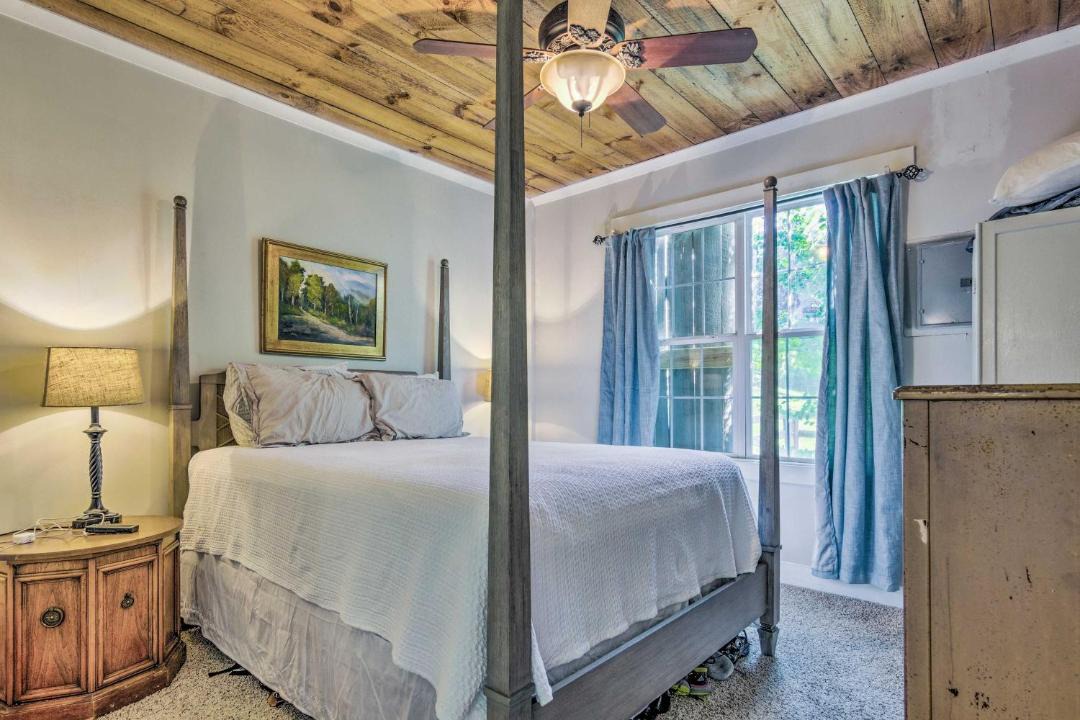 Photo of Bedroom in Hendersonville