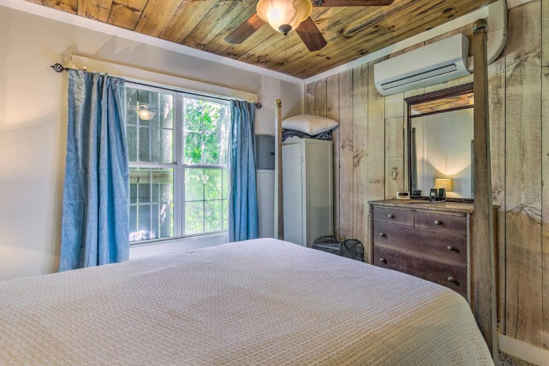 Photo of Bedroom in Hendersonville