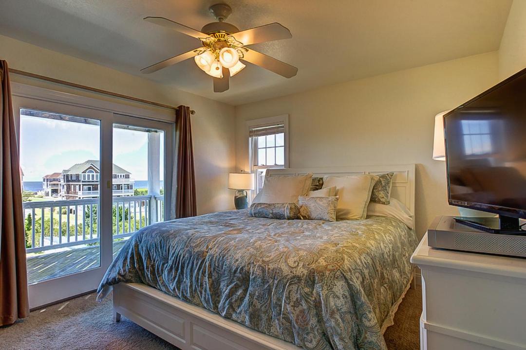 Photo of Bedroom in Wind Over Waves