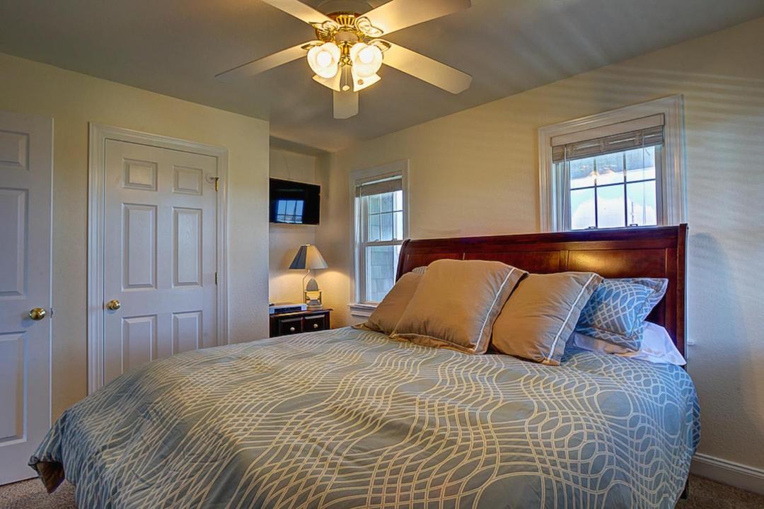 Photo of Bedroom in Wind Over Waves
