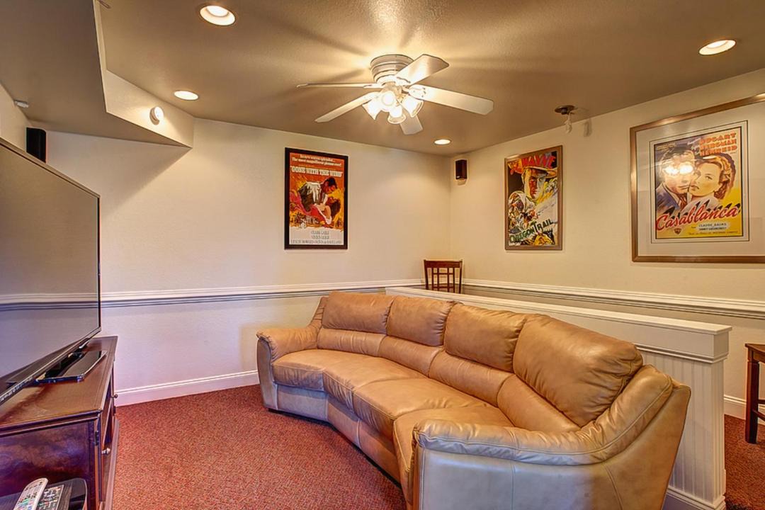 Photo of Livingroom in Wind Over Waves