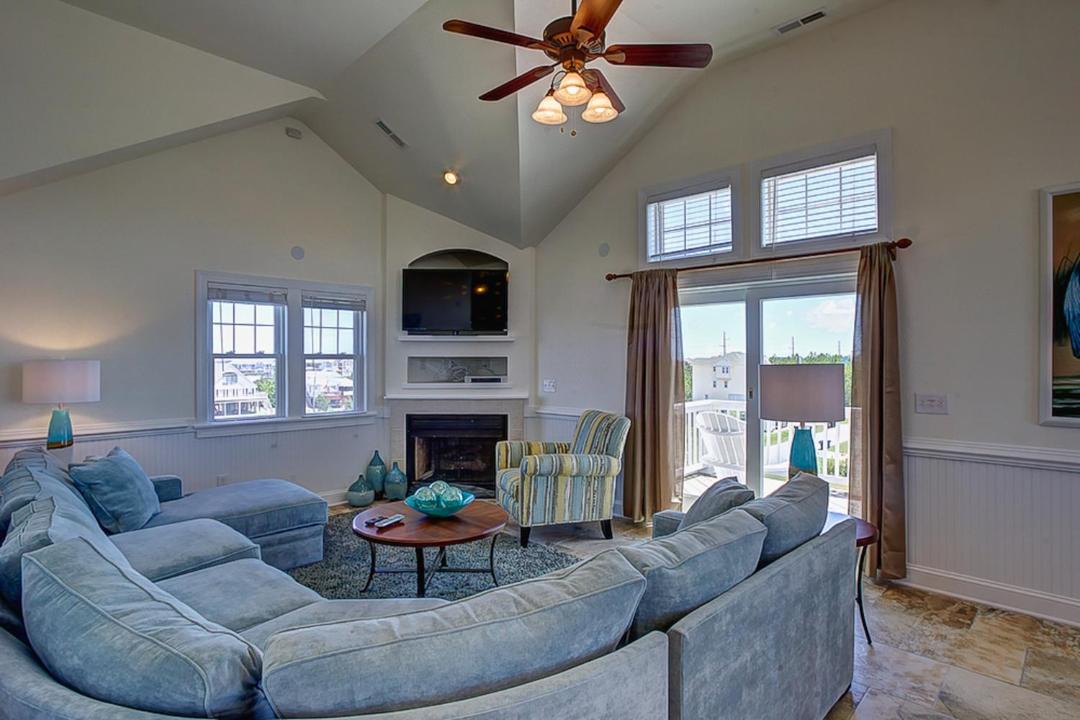 Photo of Livingroom in Wind Over Waves