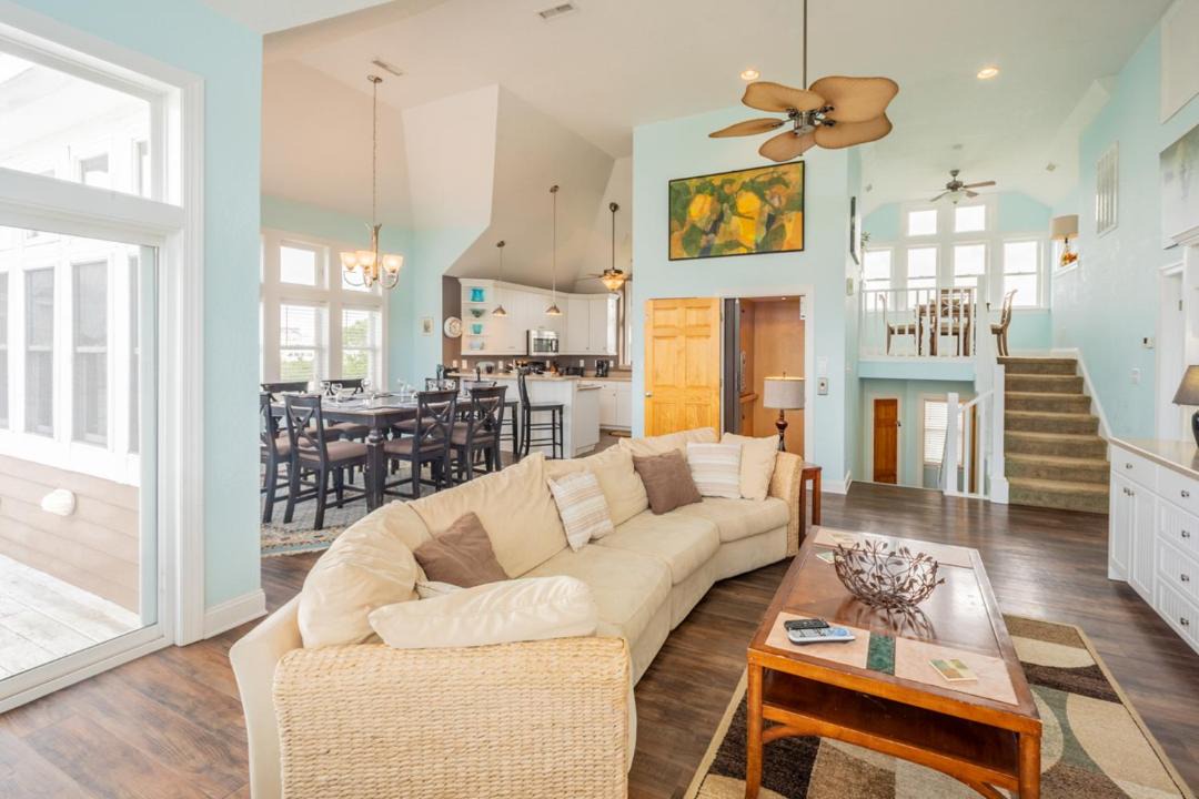 Photo of Livingroom in Wind Over Waves
