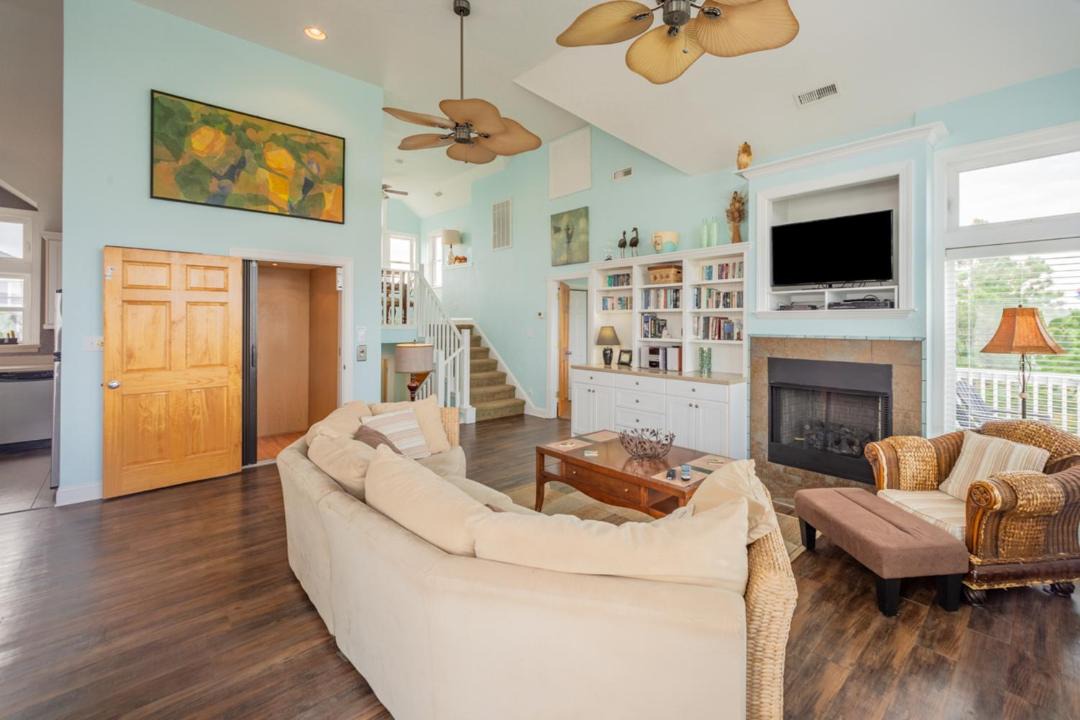Photo of Livingroom in Wind Over Waves