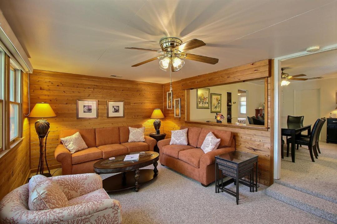 Photo of Livingroom in Brigands' Bay