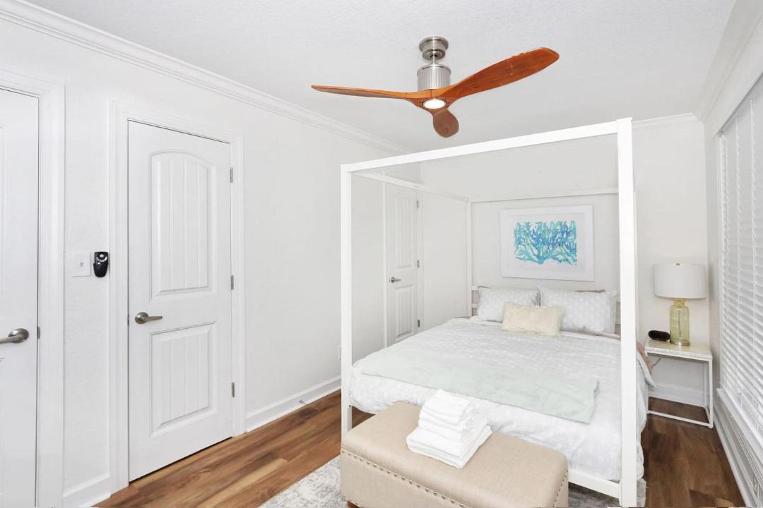 Photo of Bedroom in Willoughby Spit
