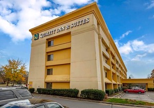 2-Star Hotel ∙ Quality Inn & Suites Raleigh Durham Airport