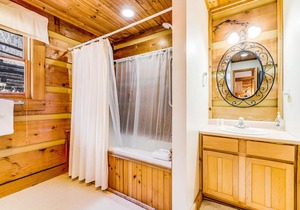 Cozy cabin w/ beautiful woodwork, sunroom and a private deck!