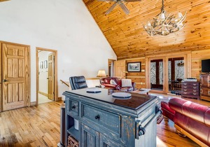 Cozy cabin w/ beautiful woodwork, sunroom and a private deck!