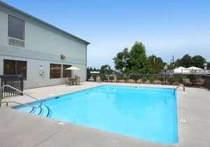 Days Inn by Wyndham Louisburg