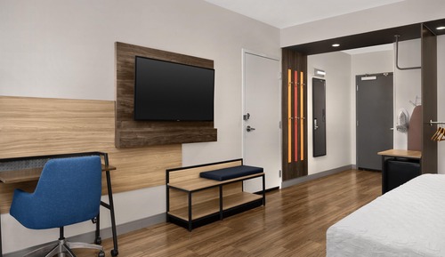 Room, 1 King Bed, Accessible (Roll-In Shower)