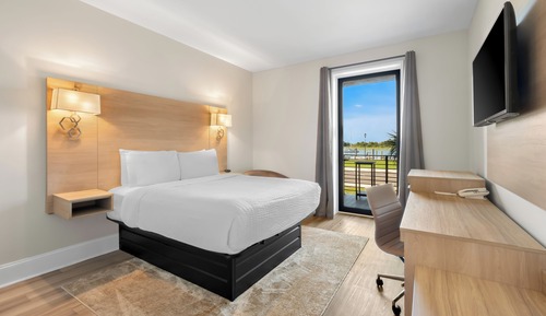 1 King Bed Studio (City View)