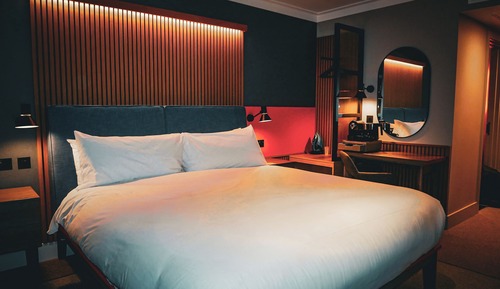 Club Room (PARKING, GYM & POOL ACCESS)