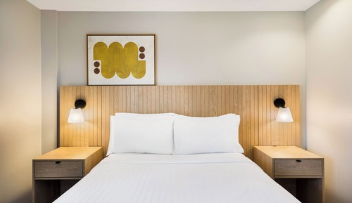 Suite, 1 Queen Bed with Sofa bed, Accessible (Roll-In Shower)
