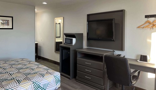 Deluxe Room, 1 King Bed, Non Smoking, Refrigerator & Microwave
