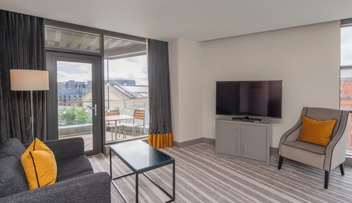 Junior Suite, 1 King Bed, Club Lounge Access