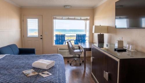 King bed room with Pullout sofa and kitchenet Ocean Front - Third Floor