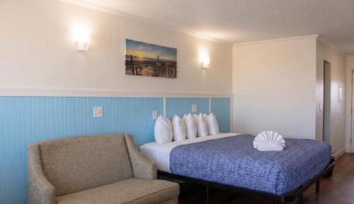 King bed room with Pullout sofa and kitchenet Ocean Front - Second Floor