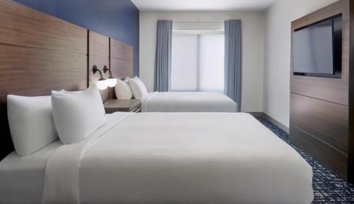 One-Bedroom Queen Suite - Mobility/Hearing Accessible with Roll-In Shower