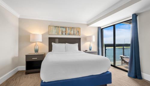 1 Queen Bed Suite (Water View)