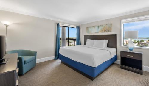 1 Queen Bed Suite (City View)