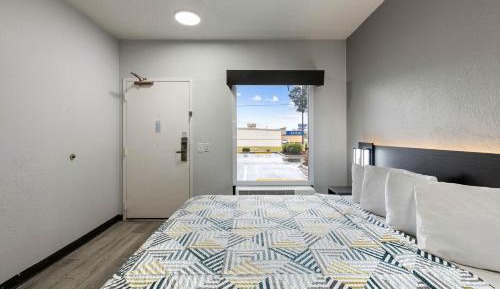 1 King Bed | Non-Smoking, Micfridge