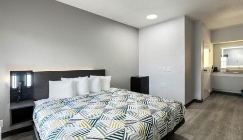 1 King Bed | Mobil Acc RI Shwr Suite Nsmk